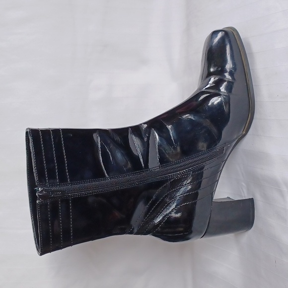 Aquatherm by Santana "Suzanne" Patent Bootie- Sz. 7.5 - Picture 4 of 12